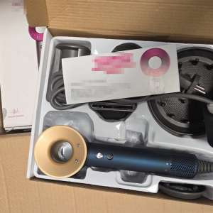 Sute de uscătoare de păr susceptibile a fi contrafăcute, în valoare de aproximativ 500.000 lei, descoperite de polițiștii de frontieră constănțeni