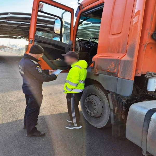Cetățean moldovean depistat conducând un ansamblu rutier, deşi permisul de conducere deţinut nu îi conferea acest drept