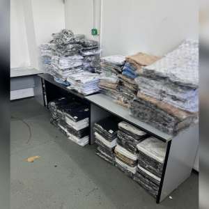 Produse susceptibile a fi contrafăcute, în valoare de peste 100.000 euro, descoperite de polițiștii de frontieră giurgiuveni în două autocare