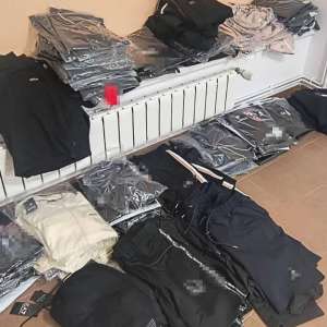 Articole vestimentare susceptibile a fi contrafăcute în valoare de aproximativ 73.000 lei, confiscate de poliţiştii de frontieră la Mangalia