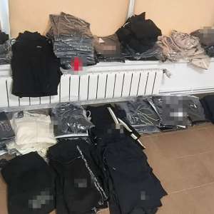 Articole vestimentare susceptibile a fi contrafăcute în valoare de aproximativ 73.000 lei, confiscate de poliţiştii de frontieră la Mangalia