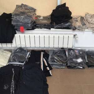 Articole vestimentare susceptibile a fi contrafăcute în valoare de aproximativ 73.000 lei, confiscate de poliţiştii de frontieră la Mangalia