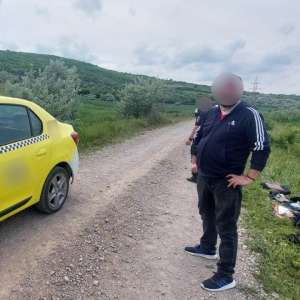 Cetățeni străni încercând să intre ilegal în România și traficanți de migranți depistați la frontiera de est