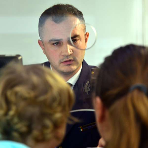 Femeie cercetată după ce a încercat să intre în țară cu trei minori folosind pașapoarte aparținând altor persoane