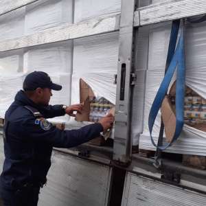 Un român a fost arestat după ce în camionul său au fost găsite 4 milioane de țigări de contrabandă. Valoarea capturii depășește 1,2 milioane de euro