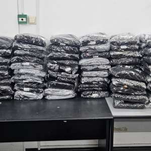 Peste 1.200 de produse contrafăcute, oprite de la comercializare de polițiștii de frontieră