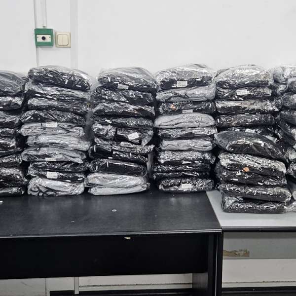 Peste 1.200 de produse contrafăcute, oprite de la comercializare de polițiștii de frontieră