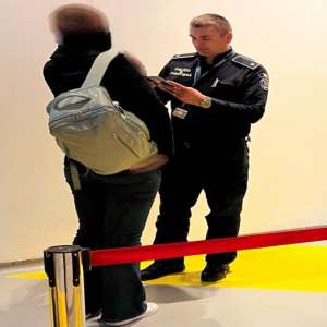 Fals privind identitatea la Punctul de Trecere a Frontierei Aeroport Iaşi