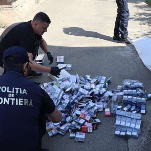 Percheziţii domiciliare la cetăţeni implicaţi în infracţiuni de contrabandă