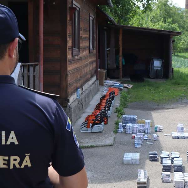 Percheziţii domiciliare la cetăţeni implicaţi în infracţiuni de contrabandă