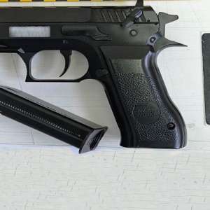 Descoperit la control cu o armă neletală asupra lui, sancționat penal