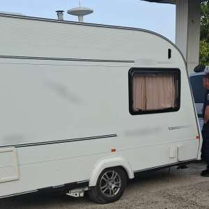 Rulotă cu număr fals de înmatriculare, descoperită la control de poliţiștii de frontieră