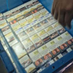 Microbuz plin cu „surprize”: țigări și alcool, confiscate la intrarea în țară