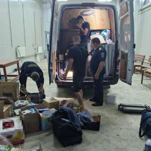 Microbuz plin cu „surprize”: țigări și alcool, confiscate la intrarea în țară