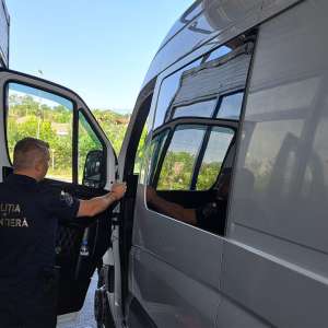 Butelii cu agent refrigerant descoperite într-un microbuz la PTF Oancea