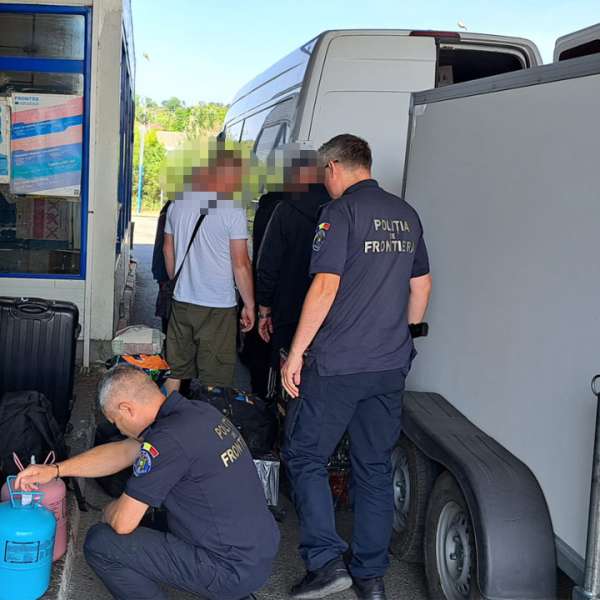Butelii cu agent refrigerant descoperite într-un microbuz la PTF Oancea