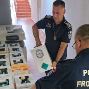 Butelii cu agent refrigerant descoperite în două microbuze la PTF Oancea