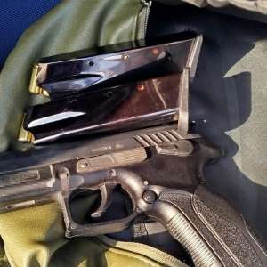 Pistol şi cartuşe cu bilă de cauciuc descoperite asupra unui cetățean străin la intrarea în țară