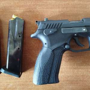 Pistol şi cartuşe cu bilă de cauciuc descoperite asupra unui cetățean străin la intrarea în țară