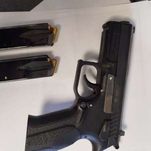 Pistol şi cartuşe cu bilă de cauciuc descoperite asupra unui cetățean străin la intrarea în țară