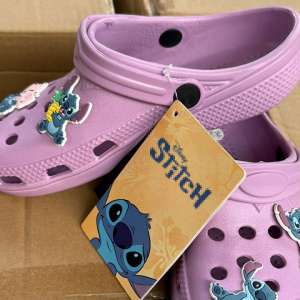 1.500 de perechi de papuci, susceptibili a fi contrafăcuți, în valoare de 375.000 lei, descoperiți de polițiștii de frontieră constănțeni