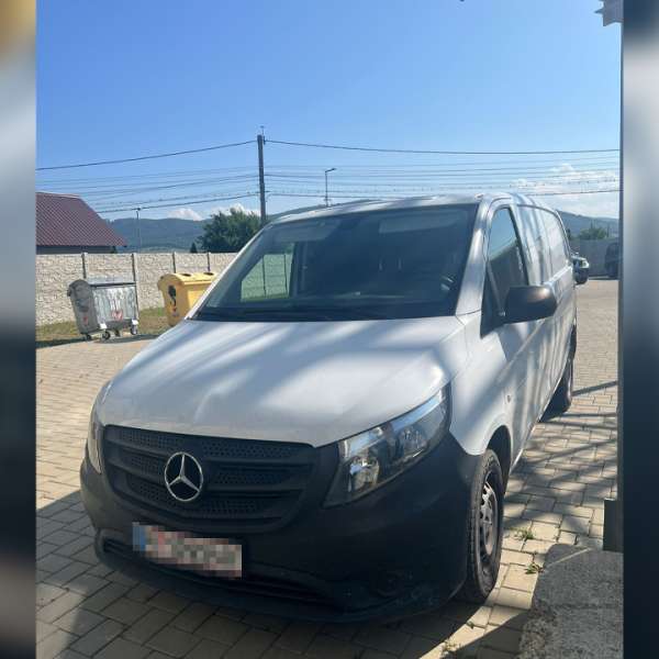 Microbuz furat recent din Austria, descoperit de polițiștii de frontieră la un imobil din Vicovu de Jos