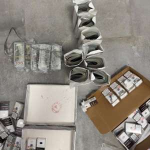 Captură impresionantă la frontiera cu Ucraina: 580.000 de dolari ascunși în cartușe de țigări