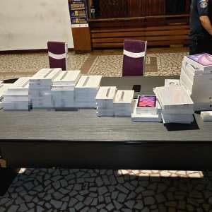 Controale la frontiera de vest: tablete de 40.000 euro și sute de pachete de țigări, confiscate în acțiune comună româno-maghiară