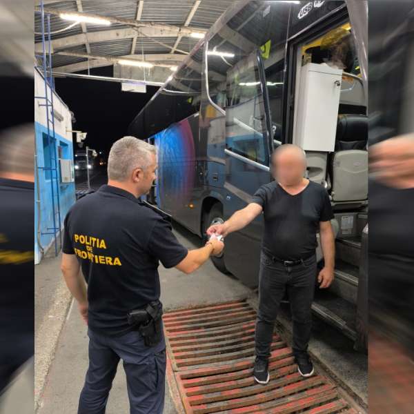 Conducător auto profesionist depistat la volanul unui autocar, deşi nu avea acest drept