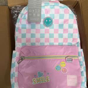 Sute de ghiozdane, susceptibile a fi contrafăcute, în valoare de peste 100.000 lei, descoperite de polițiștii de frontieră constănțeni