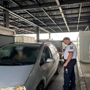 Remorcă cu număr fals de înmatriculare, depistată la controlul de frontieră