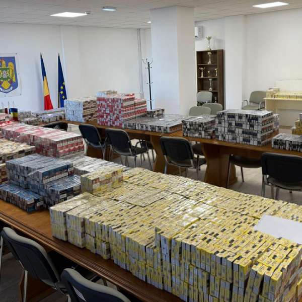 Țigări în valoare de peste 260.000 lei, descoperite în două autoutilitare cu locașuri special amenajate