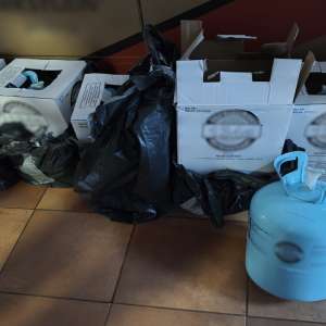 Butelii cu agent refrigerant reținute pentru transport ilegal și contrabandă la PTF Oancea