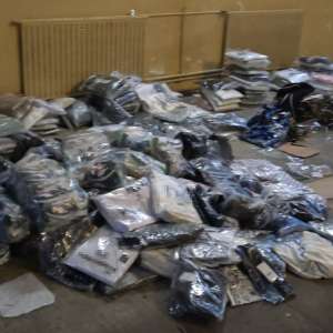 Peste 2.000 de articole contrafăcute, 14.400 de țigarete și 400 kg de produse alimentare transportate în condiții improprii descoperite de polițiștii de frontieră giurgiuveni