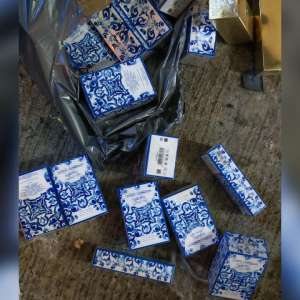 Peste 2.000 de articole contrafăcute, 14.400 de țigarete și 400 kg de produse alimentare transportate în condiții improprii descoperite de polițiștii de frontieră giurgiuveni