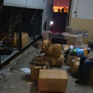 Peste 2.000 de articole contrafăcute, 14.400 de țigarete și 400 kg de produse alimentare transportate în condiții improprii descoperite de polițiștii de frontieră giurgiuveni