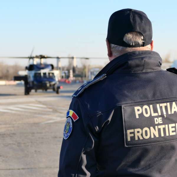 Peste 170 de produse susceptibile a fi contrafăcute descoperite de polițiștii de frontieră într-un autocar