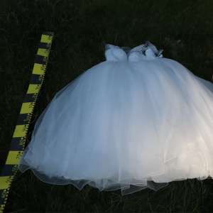 54 de rochii de mireasă și diverse accesorii de lux fără acte, descoperite de către polițiștii de frontieră suceveni