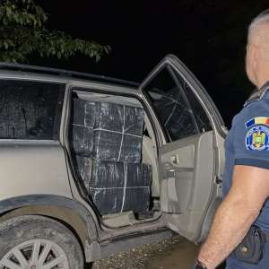 Peste 300.000 de ţigarete de contrabandă descoperite într-un autovehicul de către poliţiştii de frontieră