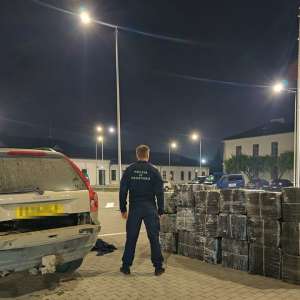 Peste 300.000 de ţigarete de contrabandă descoperite într-un autovehicul de către poliţiştii de frontieră