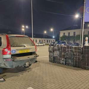 Peste 300.000 de ţigarete de contrabandă descoperite într-un autovehicul de către poliţiştii de frontieră