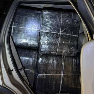 Peste 300.000 de ţigarete de contrabandă descoperite într-un autovehicul de către poliţiştii de frontieră