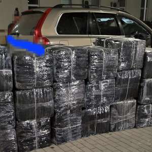Peste 300.000 de ţigarete de contrabandă descoperite într-un autovehicul de către poliţiştii de frontieră