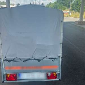 În tranzit, tractând o remorcă neînmatriculată