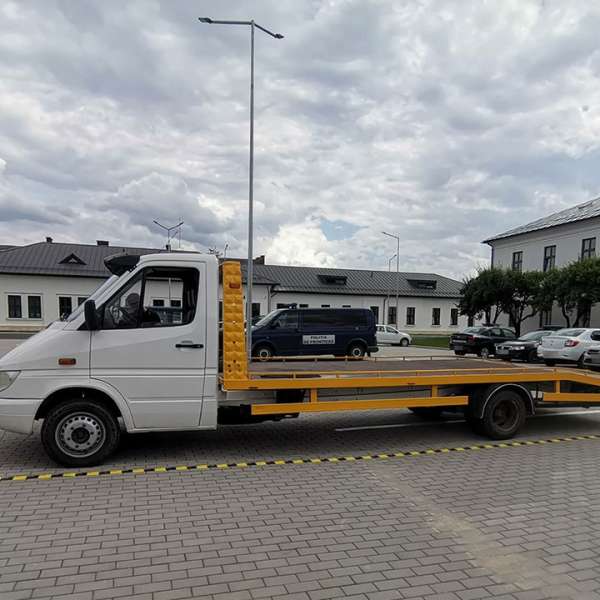 Bărbat depistat la volanul unei autoutilitare cu număr de înmatriculare fals