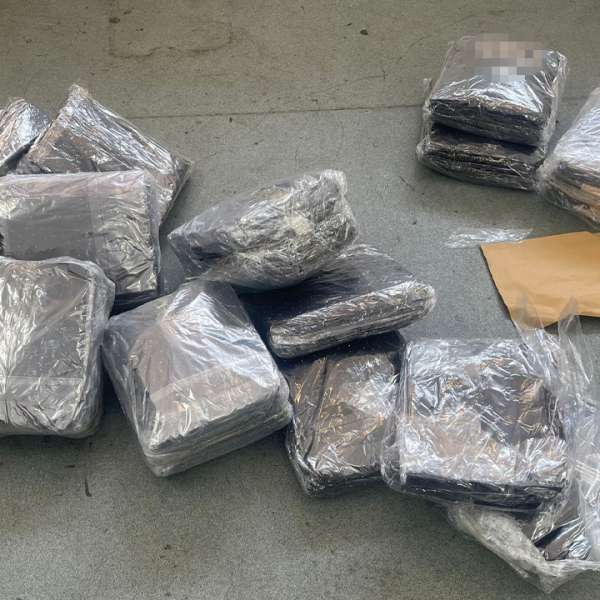 Peste 1.500 de produse contrafăcute descoperite de polițiștii de frontieră giurgiuveni în trei autocare