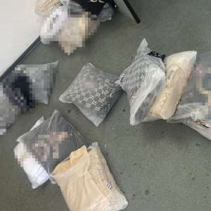 Peste 1.500 de produse contrafăcute descoperite de polițiștii de frontieră giurgiuveni în trei autocare