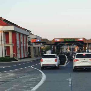 Butelii cu agent refrigerant, descoperite într-un autoturism la PTF Sculeni