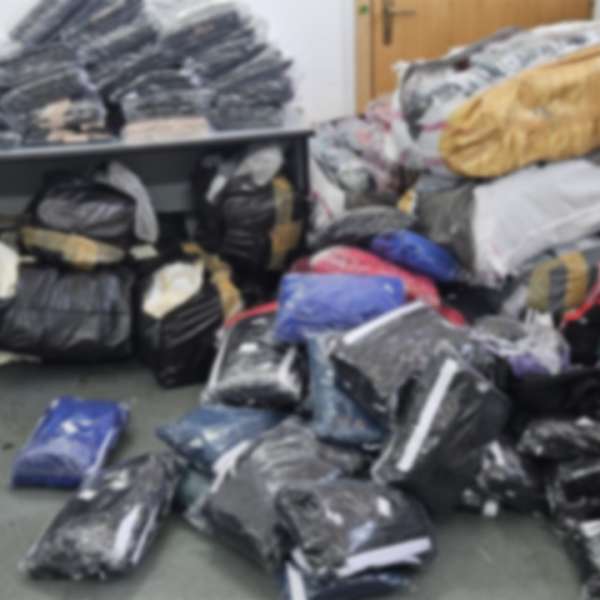 Peste 870 de produse susceptibile a fi contrafăcute descoperite de polițiștii de frontieră într-un autocar