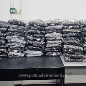 Peste 1.300 de produse susceptibile a fi contrafăcute descoperite de polițiștii de frontieră într-un autocar